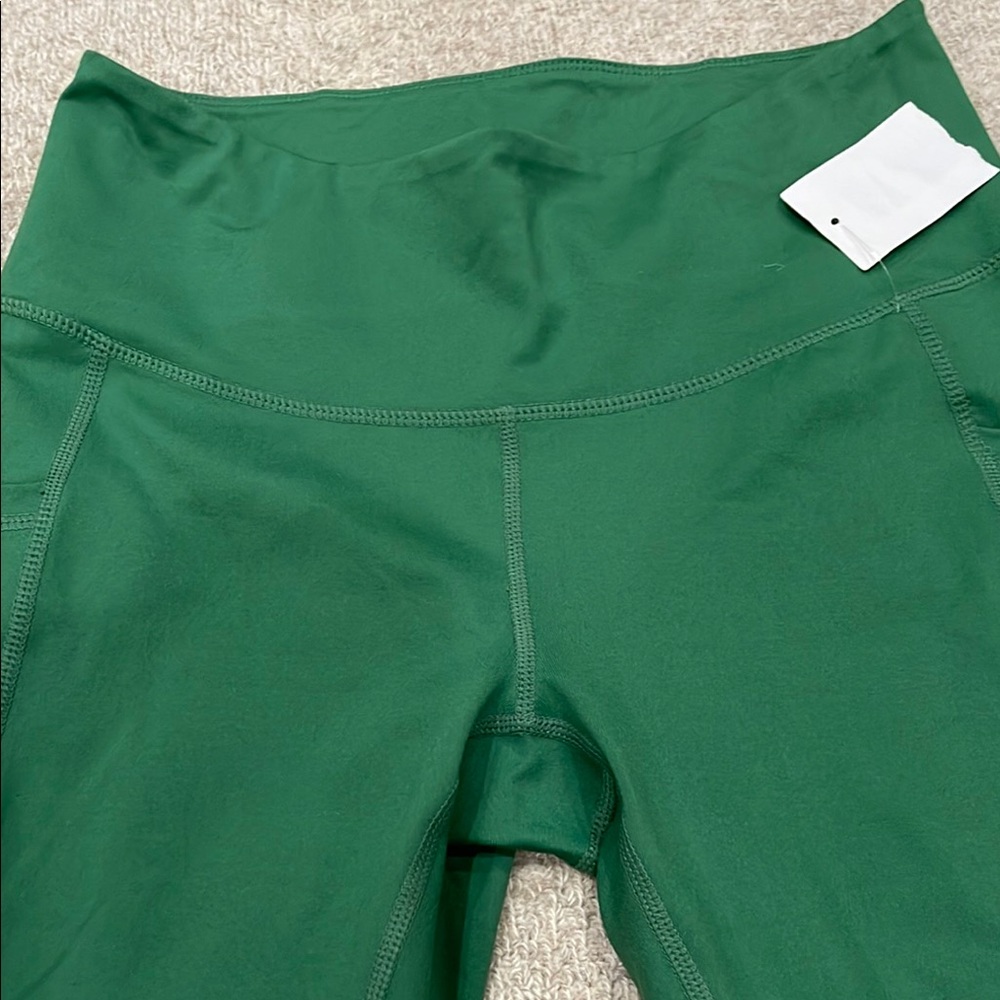 Women’s size medium green spandex pants.